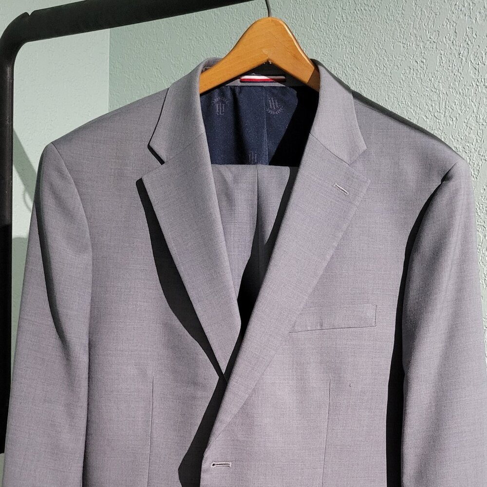 Tommy Hilfiger Gray Suit 46R - Worn Twice